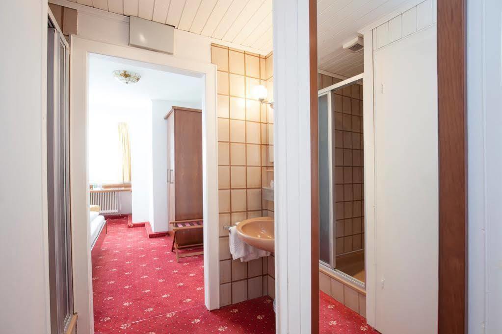 Keramikhotel Goldener Brunnen Gmunden Exterior foto