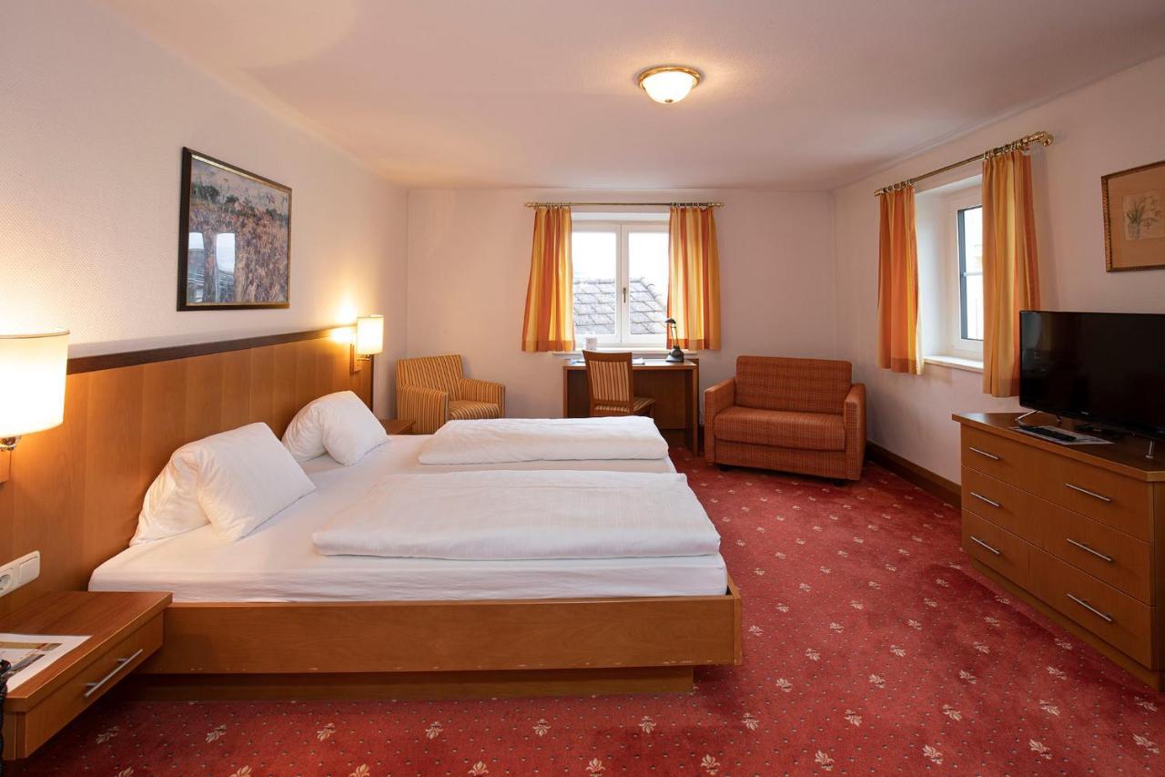 Keramikhotel Goldener Brunnen Gmunden Exterior foto