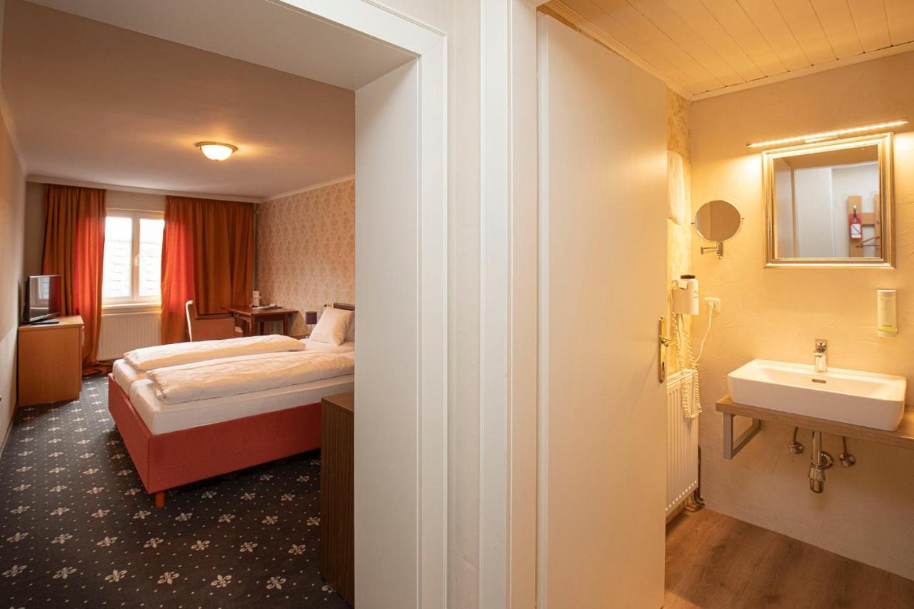 Keramikhotel Goldener Brunnen Gmunden Exterior foto